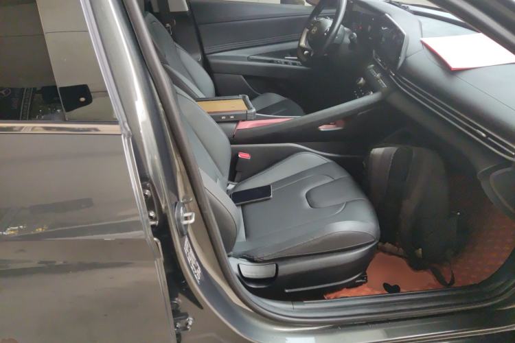 Used Hyundai Elantra 2023 1.5L CVT LUX Prestige Edition Right Front Seat