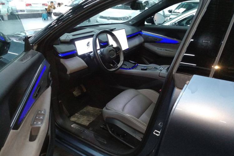 Used Lynk & Co 08 EM-P 2025 220 km All-Wheel-Drive Performance Halo