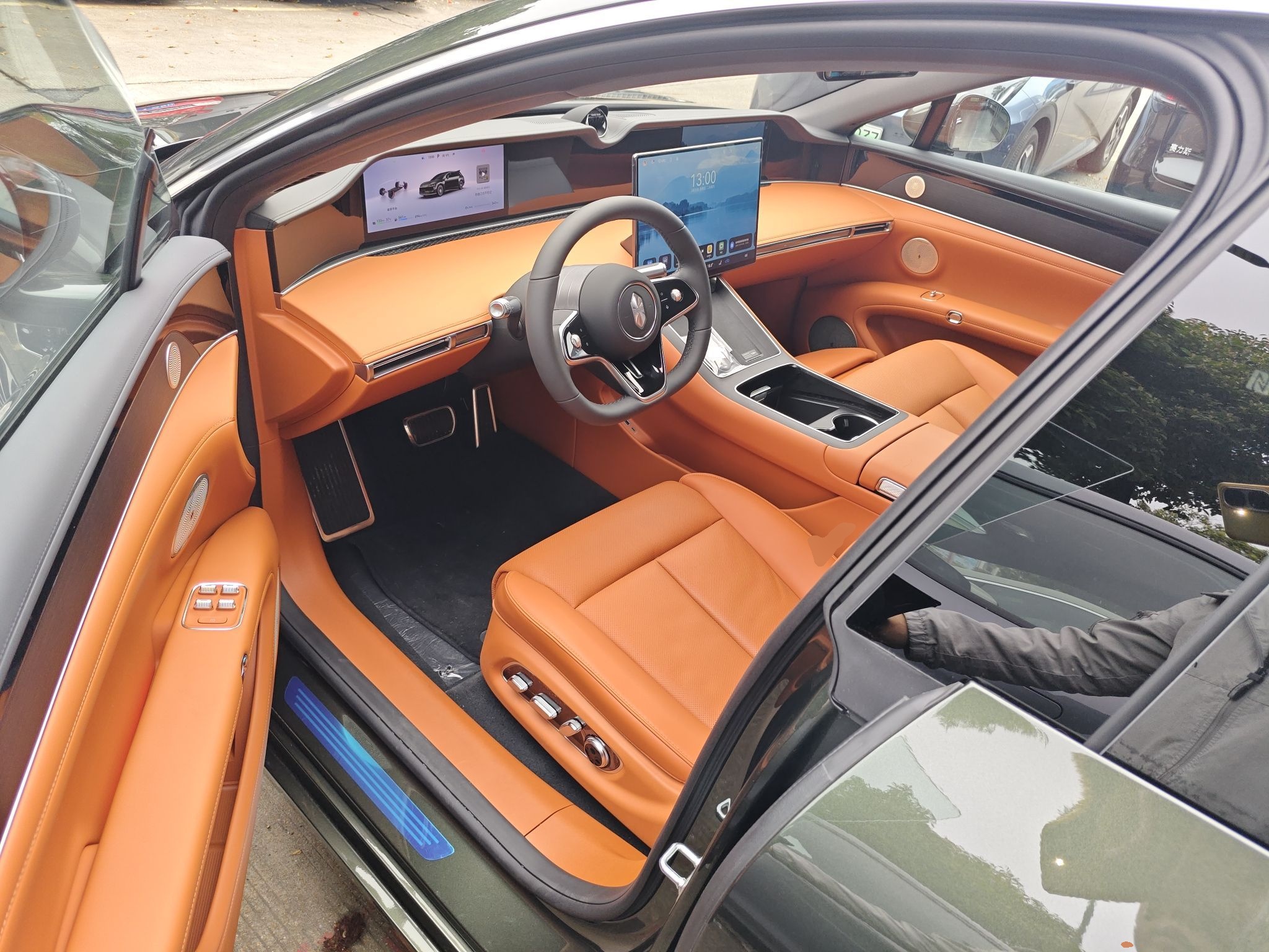 المقاعد الأمامية داخل السيارة