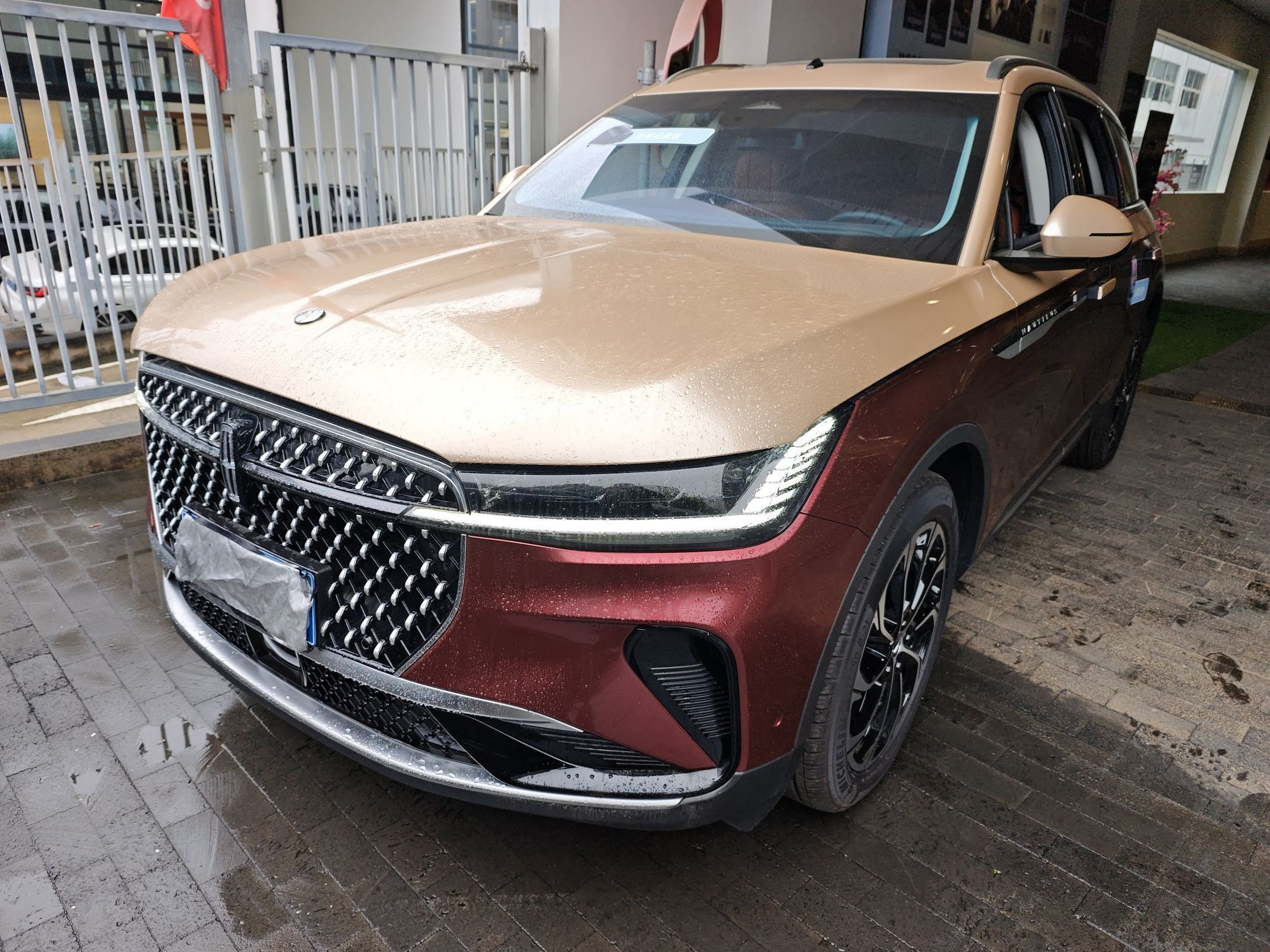 Под передней частью автомобиля