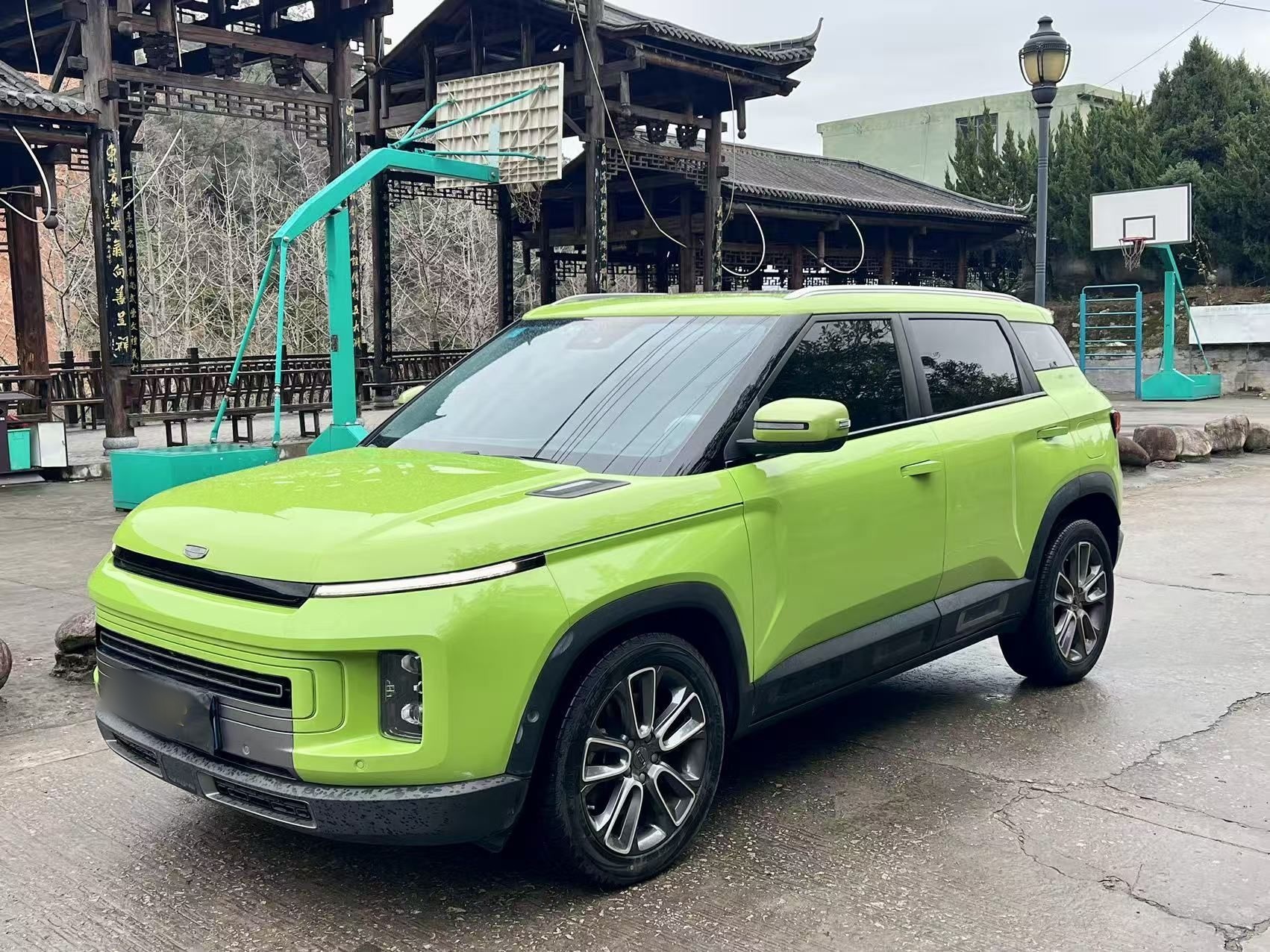 تحت مقدمة السيارة