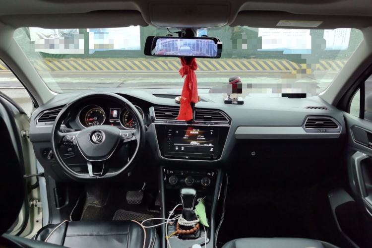 Used Volkswagen Tiguan L 2019 Updated Version 330TSI Automatic Two-Wheel Drive Panoramic Comfort Edition China VI Standard Center Console