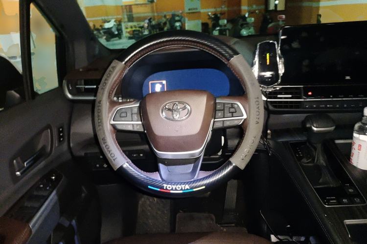 Used Toyota SIENNA 2023 2.5L Hybrid Platinum Edition Steering Wheel