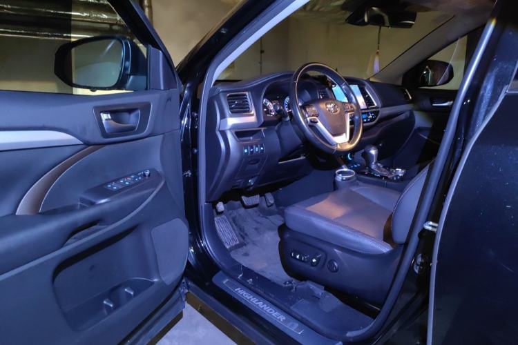 Used Toyota Highlander 2018 2.0T Four-Wheel Drive Luxury Edition 7 Seats China V Emission Standard Driver Seat