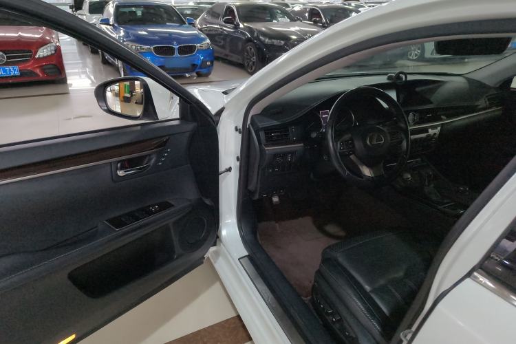 Used Lexus ES 2015 300h Luxury Edition Driver Seat