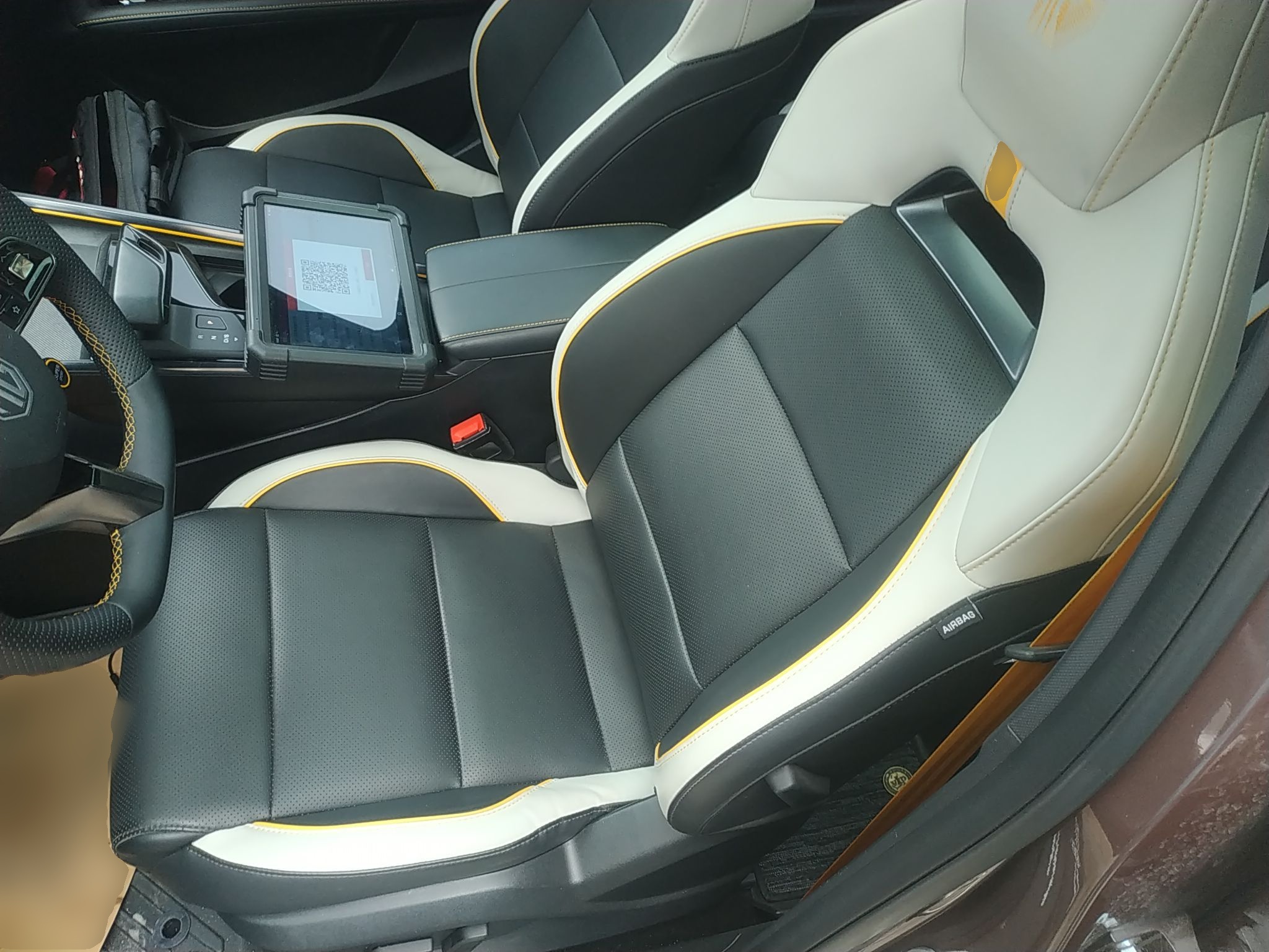 المقاعد الأمامية داخل السيارة