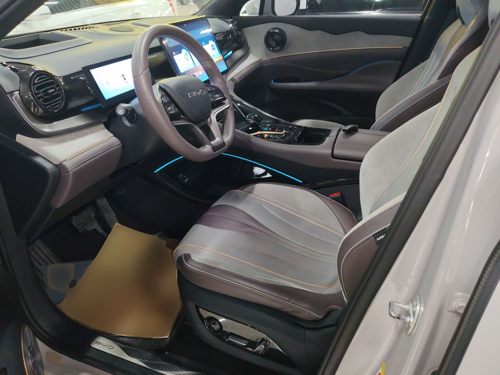 المقاعد الأمامية داخل السيارة