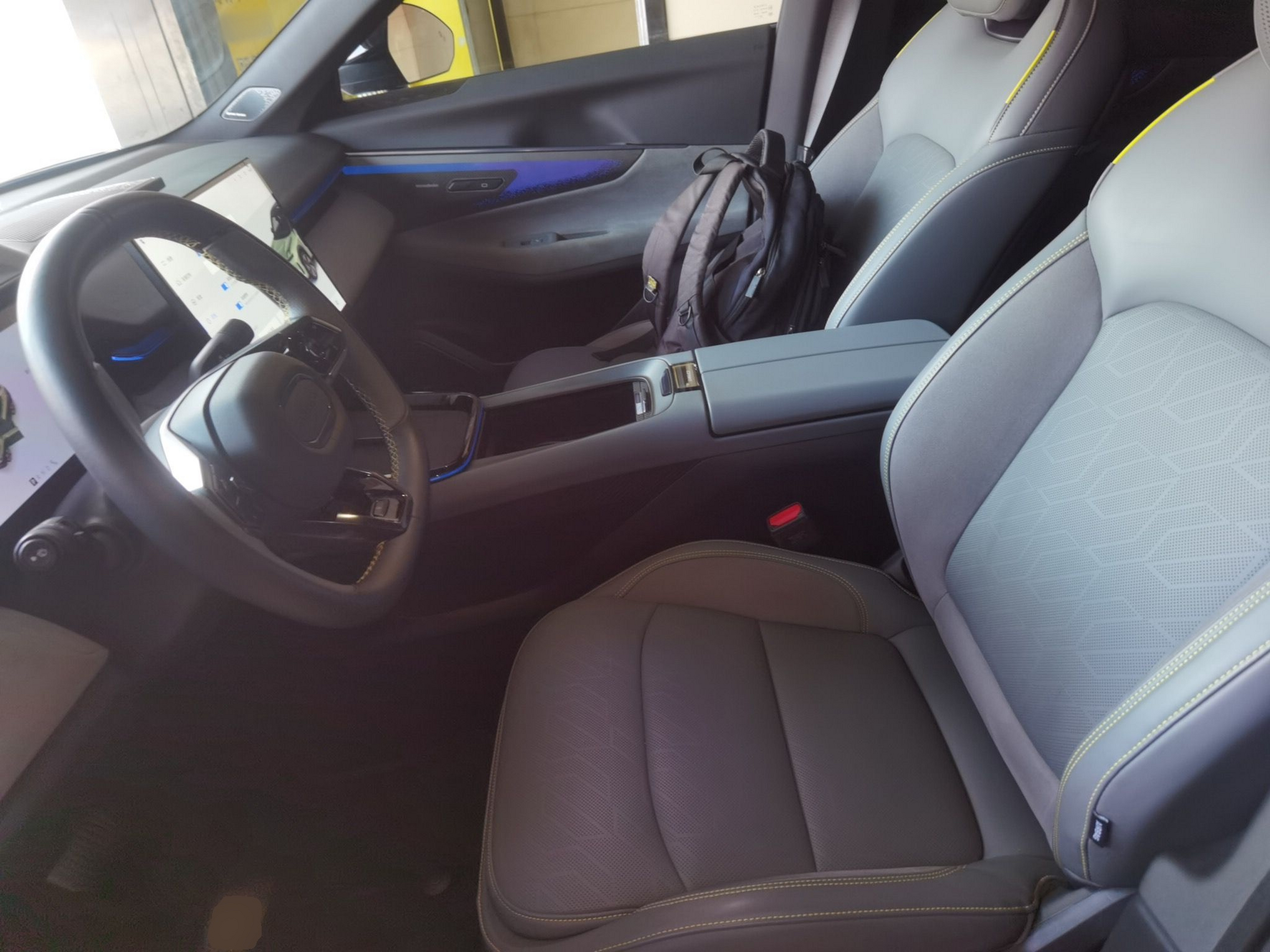 Переднее сиденье в автомобиле