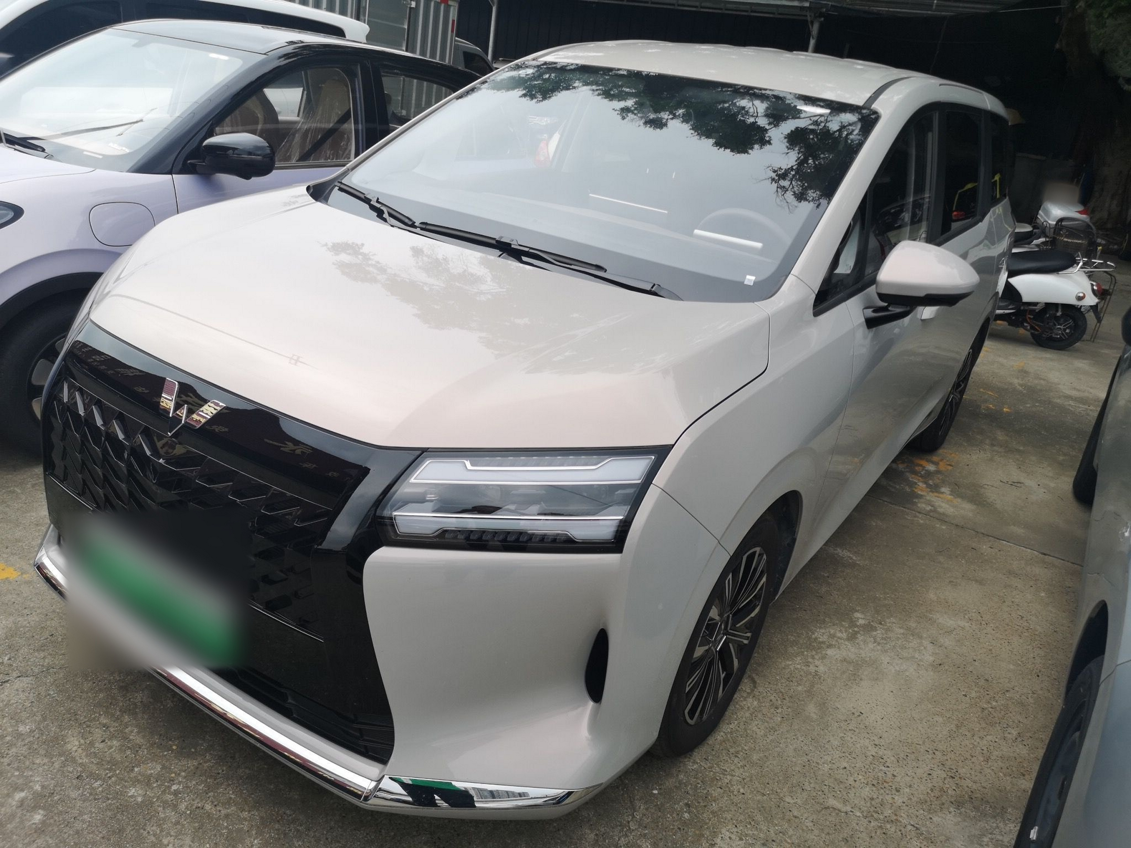 Под передней частью автомобиля