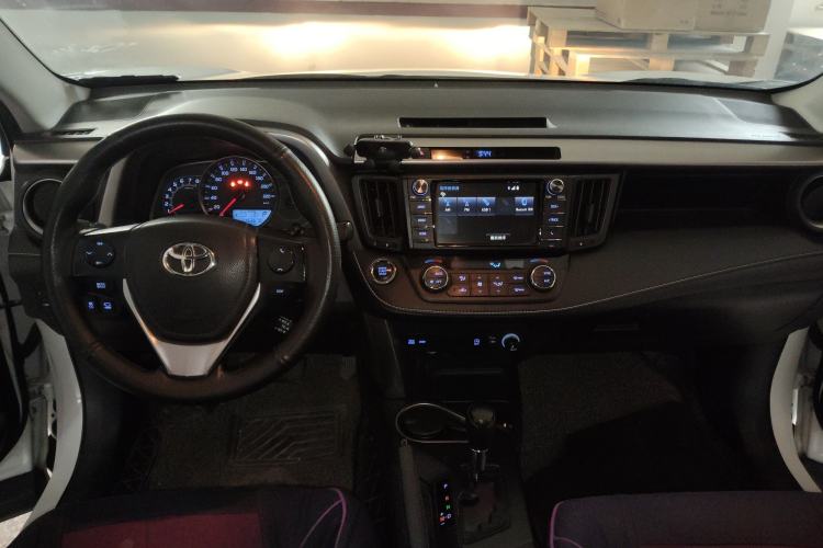 Used Toyota RAV4 2016 2.0L CVT Two-Wheel Drive Fashion Edition China V Standard
