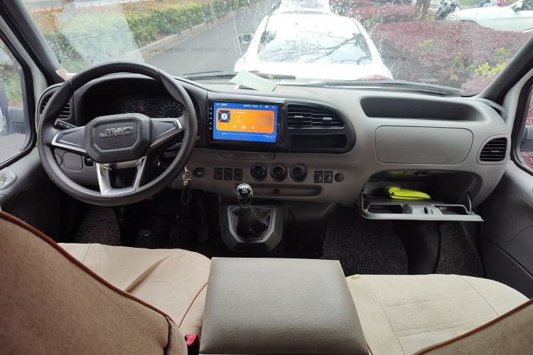 Used JMC Transit 2019 2.8T Commercial Version Intelligent Automatic Transmission Short Wheelbase Mid-Roof Design 6 Seats China VI Emission Standard – JX493 Center Console