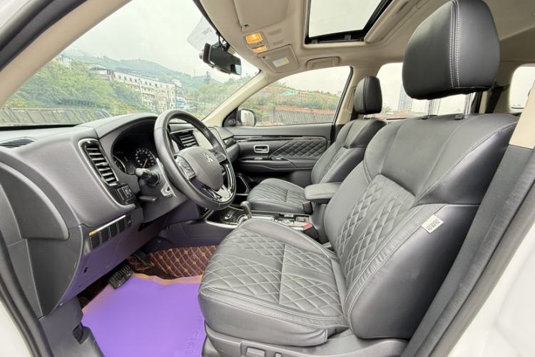 Used Mitsubishi Outlander 2020 2.4L 4x4 Zhi Xiang Edition 7-Seater Interior 4