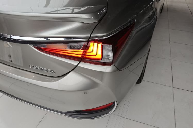 Used Lexus ES 2022 300h Excellence Edition Right Rear Taillight