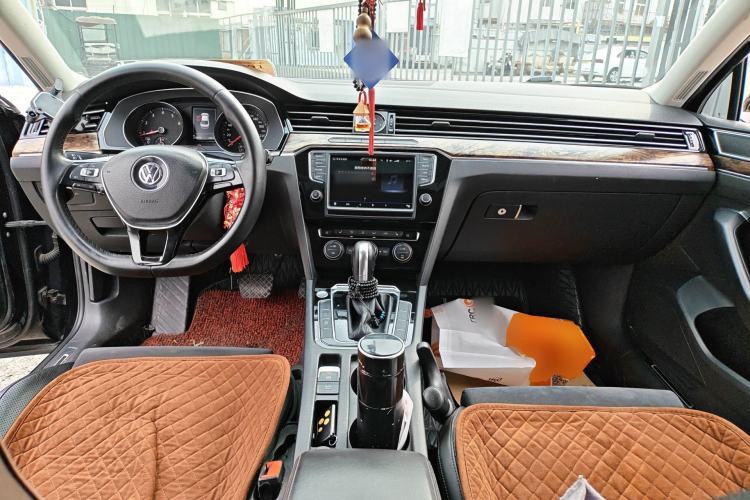 Used Volkswagen Magotan 2017 330TSI DSG Luxury Model Center Console