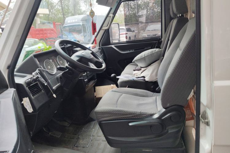 Used Iveco Daily 2020 2.5T A35 Passenger Van Single-Tire Mid-Roof Design 5-9 Seats China V Emission Standard
