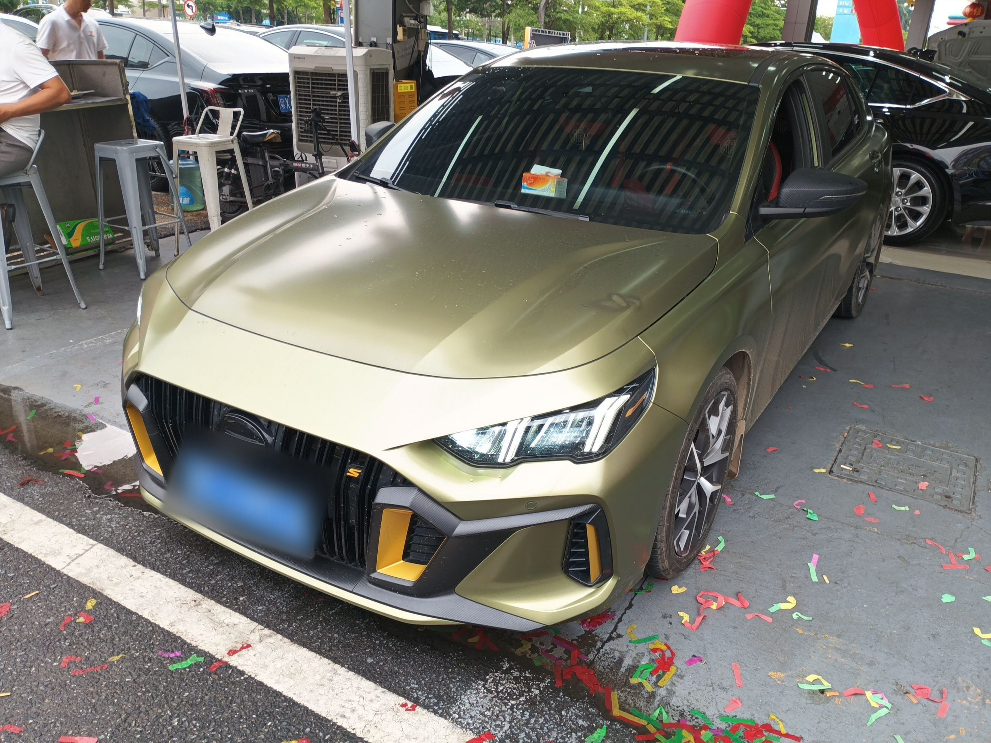 Под передней частью автомобиля