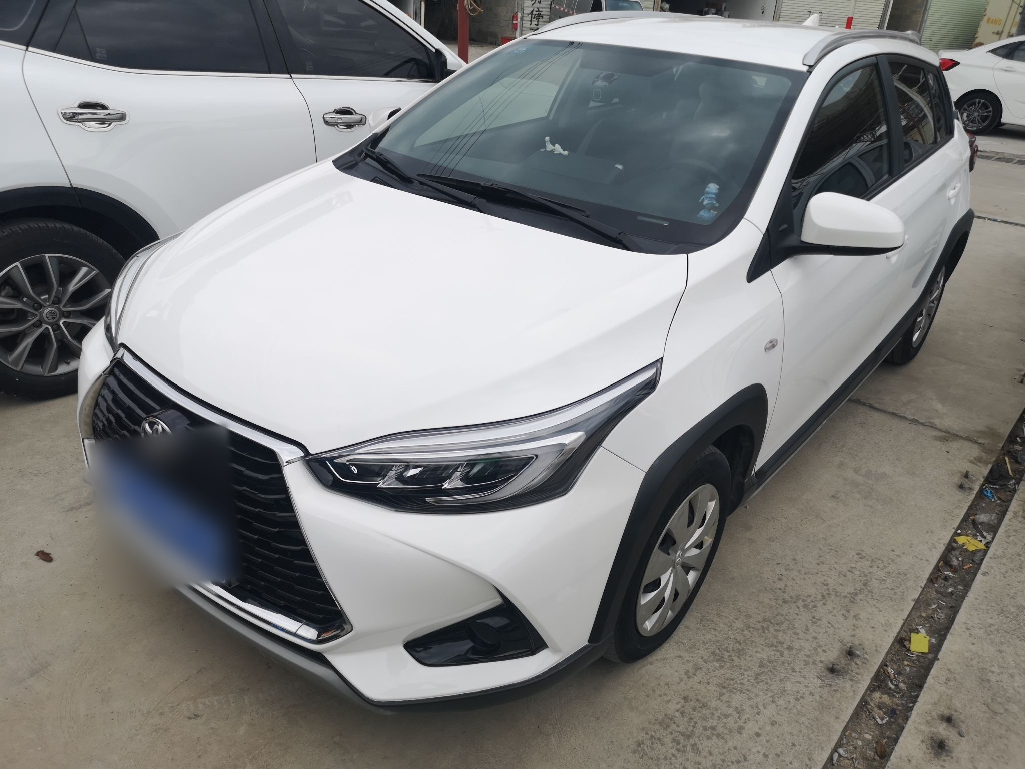 Под передней частью автомобиля