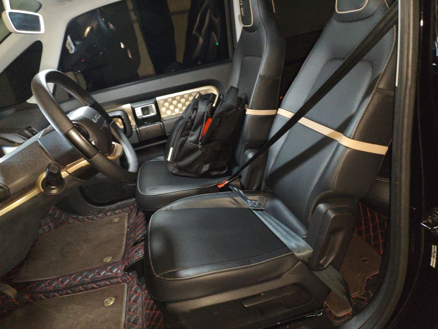 Переднее сиденье в автомобиле