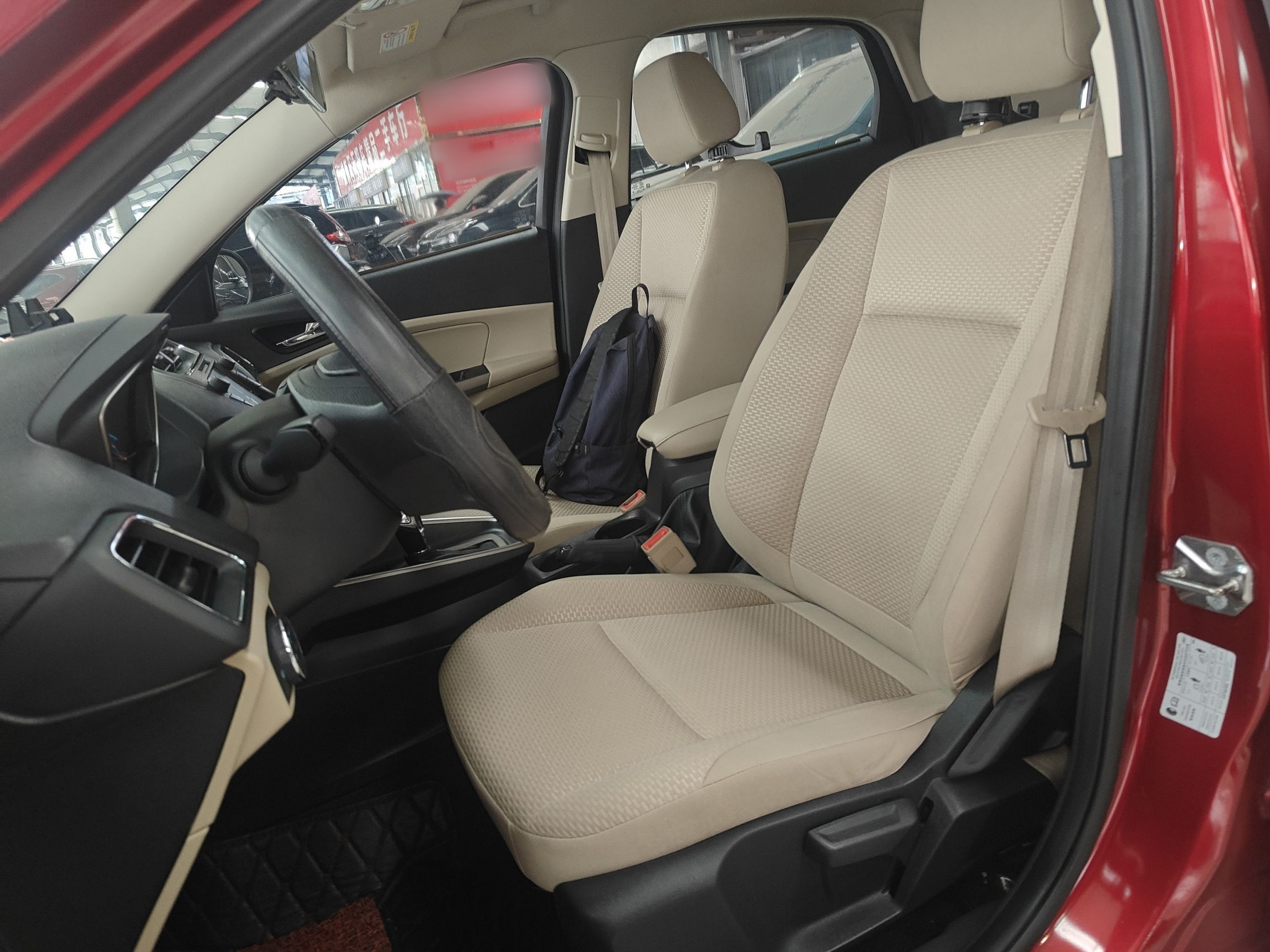 المقاعد الأمامية داخل السيارة