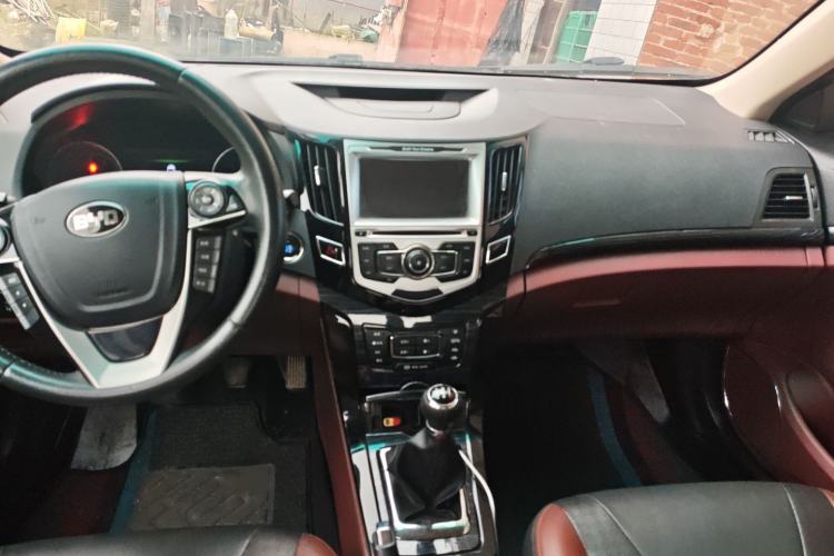 Used BYD Surui 2016 1.5L Manual Elite Edition Center Console
