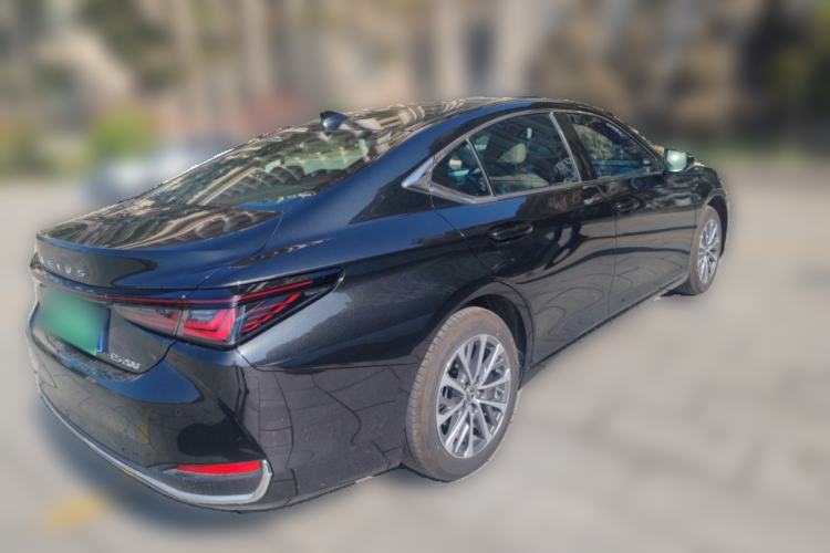 Used Lexus ES 2025 200 Premium Edition Rear Right 45 Deg