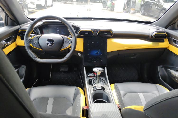Used Dongfeng Aeolus Yixuan 2023 Mach Edition 1.5T Automatic Pursuit Rider Version Center Console