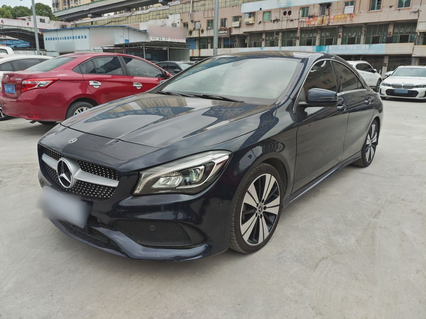 تحت مقدمة السيارة