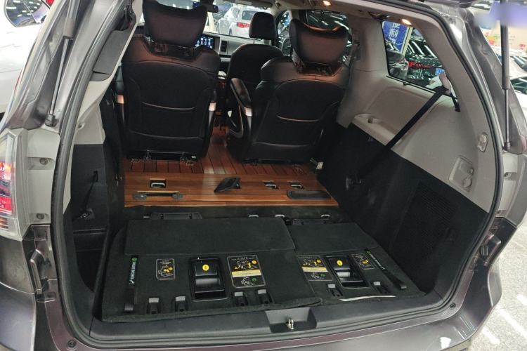 Used Toyota Sienna 2018 3.5L Two-Wheel Drive SE U.S. Specification