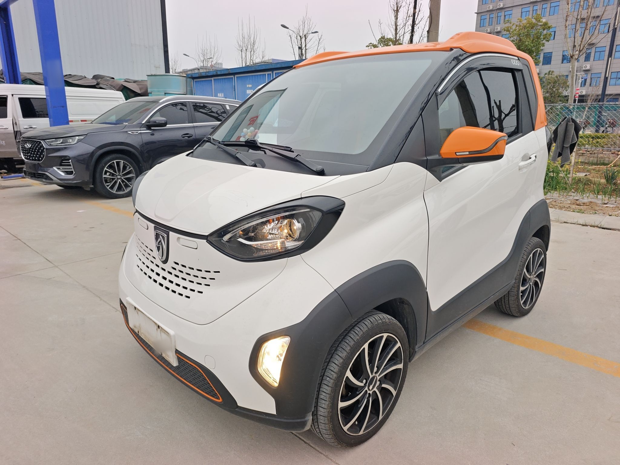 Под передней частью автомобиля