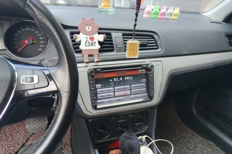 Used Volkswagen Gran Lavida 2015 1.6L Automatic Comfort Edition Audio And AC Panel