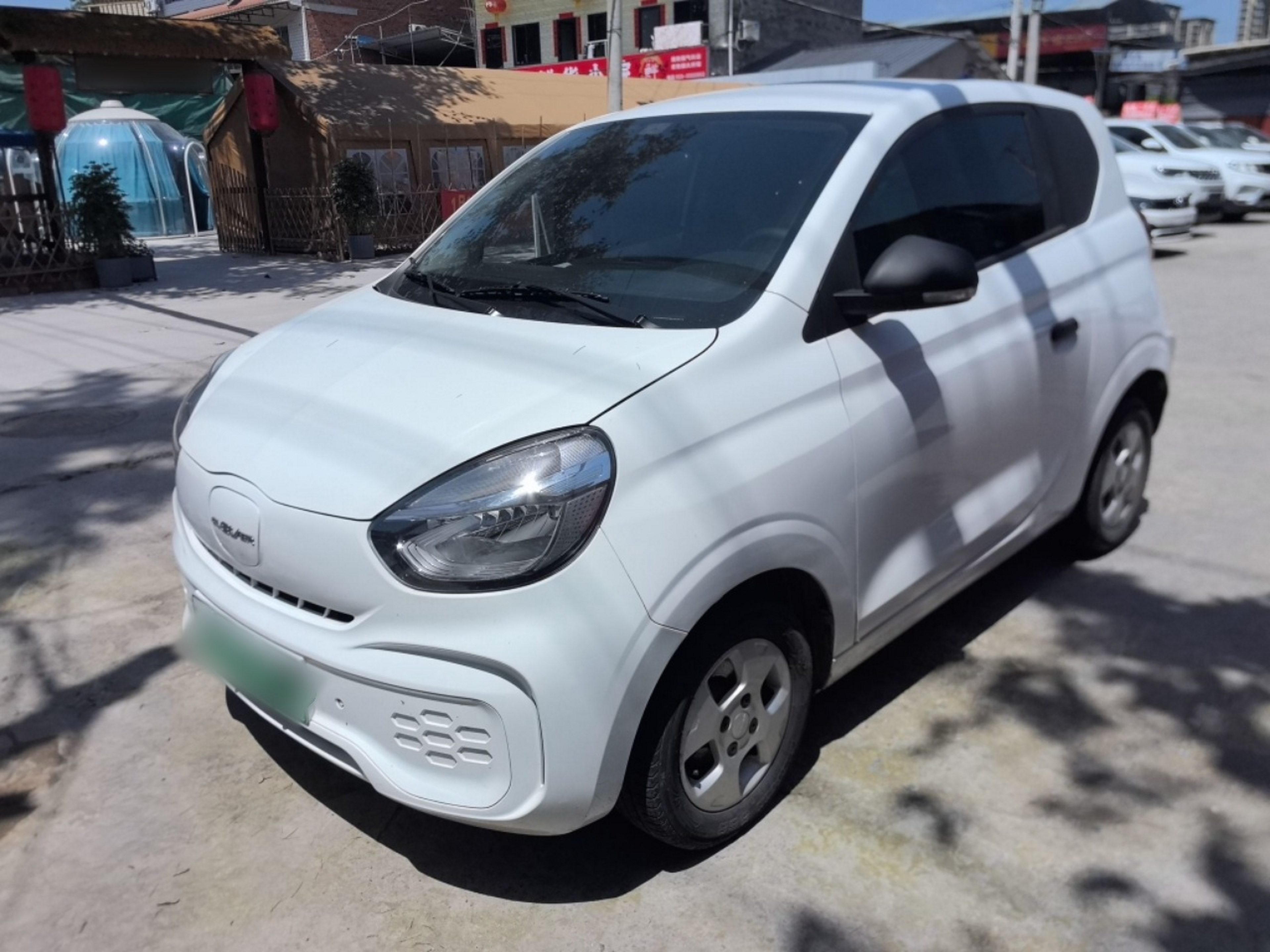 تحت مقدمة السيارة