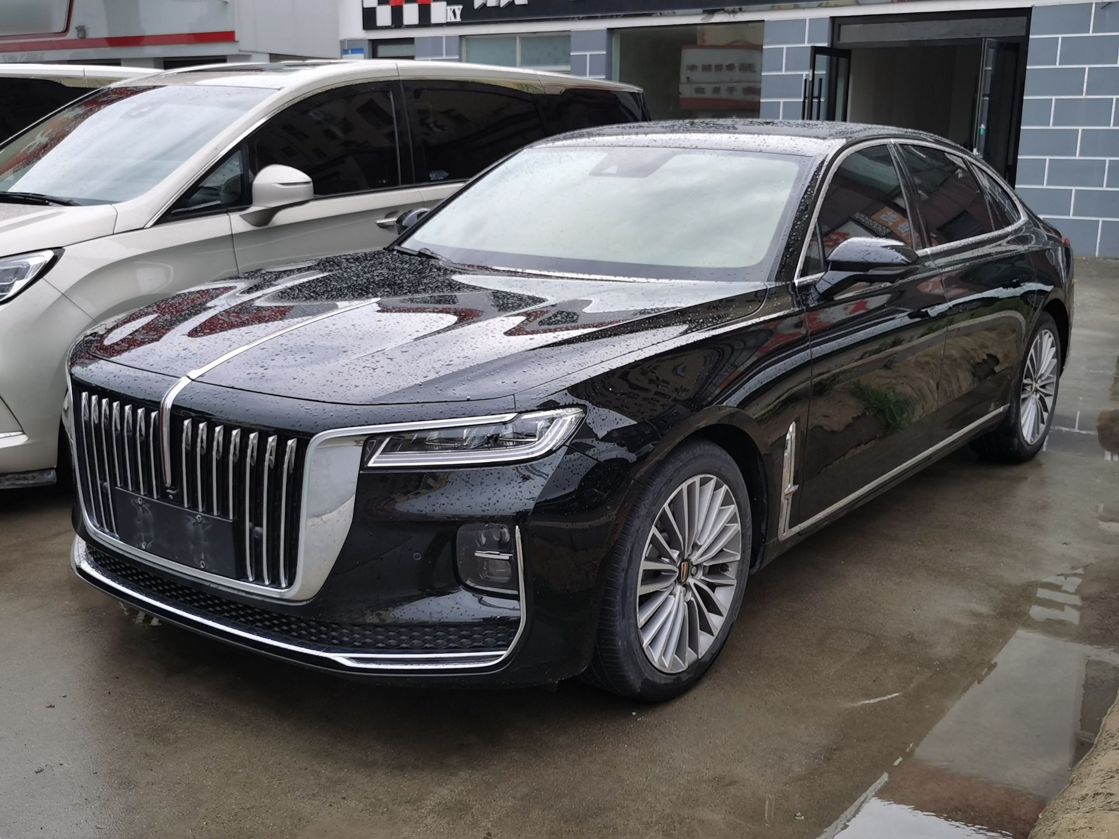 Под передней частью автомобиля
