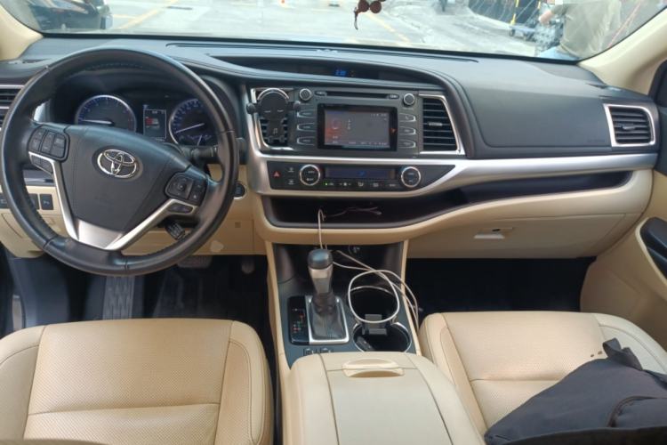 Used Toyota Highlander 2018 2.0T Two-Wheel-Drive Luxury Edition 7 Seats Emission Standard China V Center Console