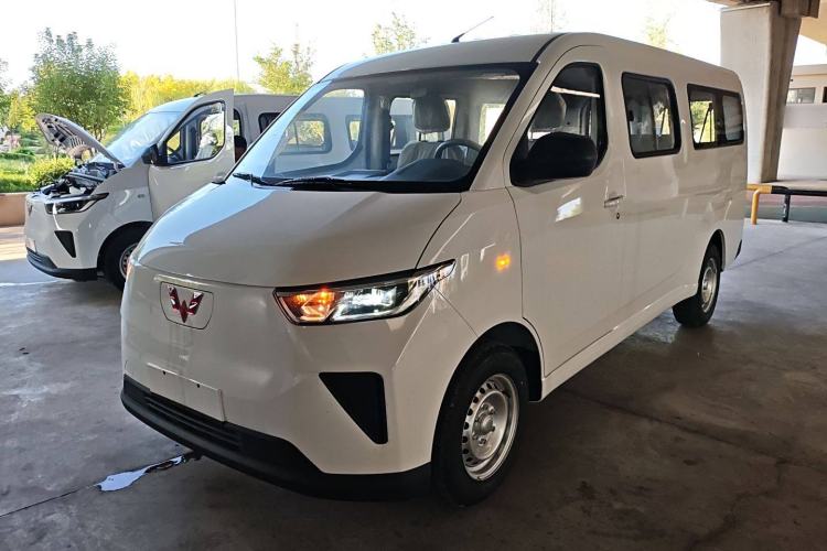 Used Wuling Yangguang 2024 300KM Comfort Version Passenger Van 75kW