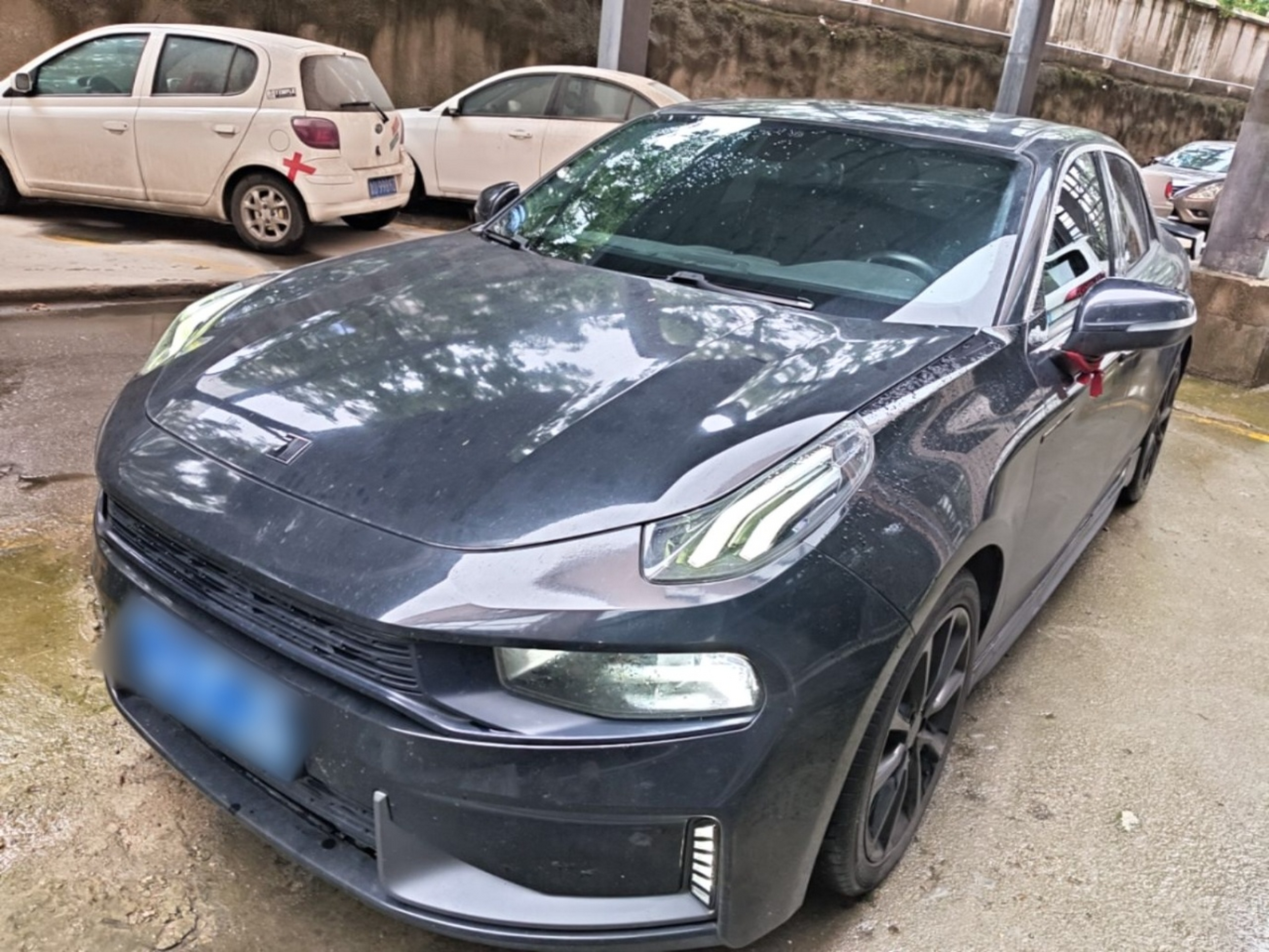 Под передней частью автомобиля