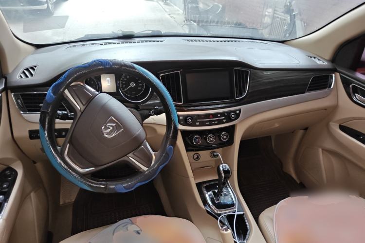 Used Baojun 730 2016 1.8L iAMT Comfort Version 7 Seats Center Console