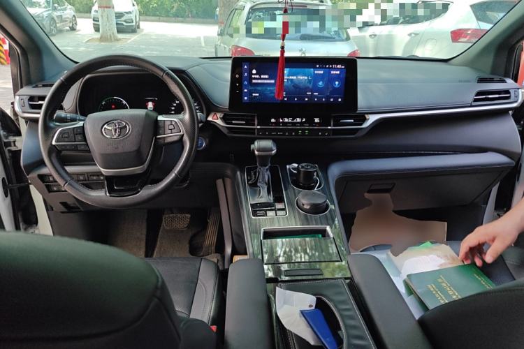 Used Toyota Sienna 2023 2.5L Hybrid Deluxe Edition