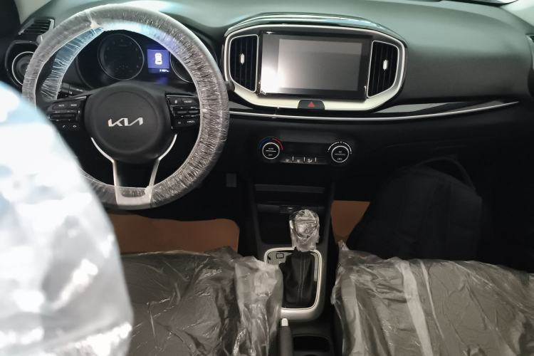 Used Kia kx1 Stonic 2021 1.4L CVT Sunroof Model Center Console