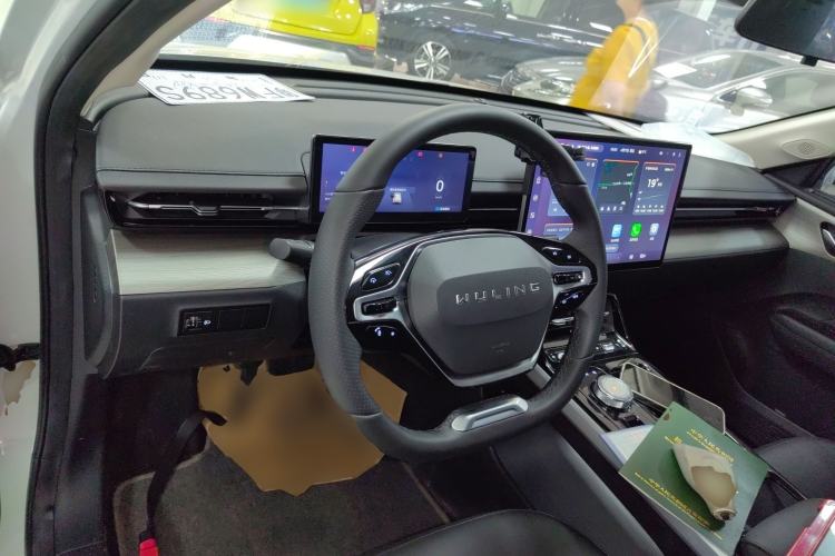 Used Wuling Xingguang 2024 Co-Creation Edition 510 Advanced Model Center Console