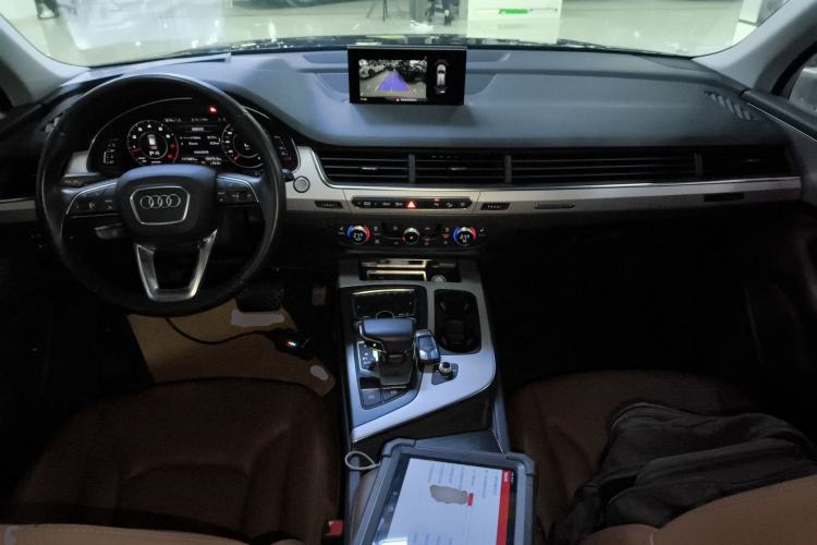 Used Audi Q7 2019 55 TFSI Technology Edition Center Console