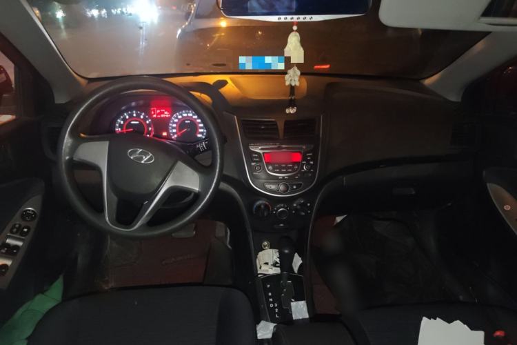 Used Hyundai Verna Ray 2014 1.4L Automatic GLX Center Console