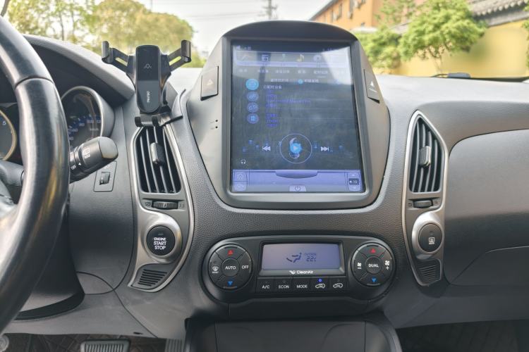 Used Hyundai ix35 2015 2.0L Automatic 2WD Smart Type China IV Interior 5