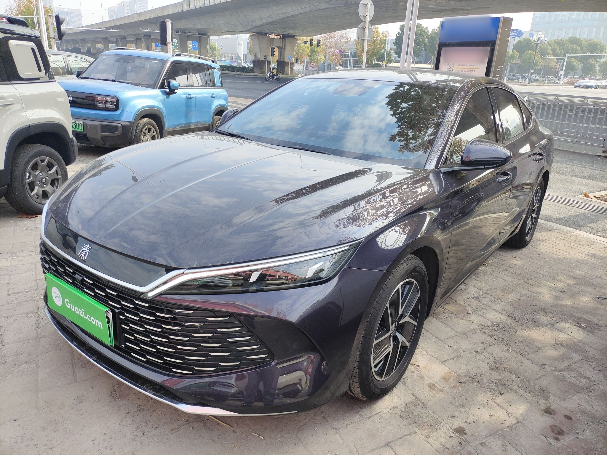 تحت مقدمة السيارة