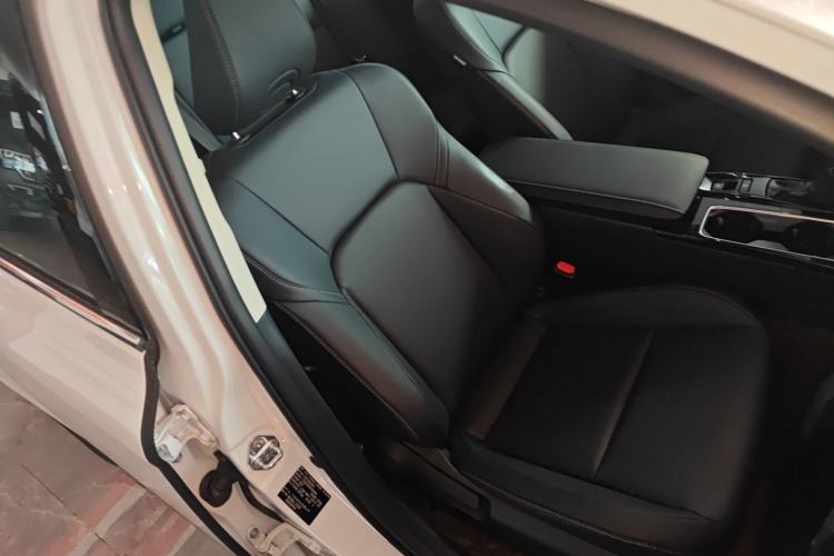 Used Toyota Camry 2026 Model Dual-Engine 2.0HE Elite Edition
