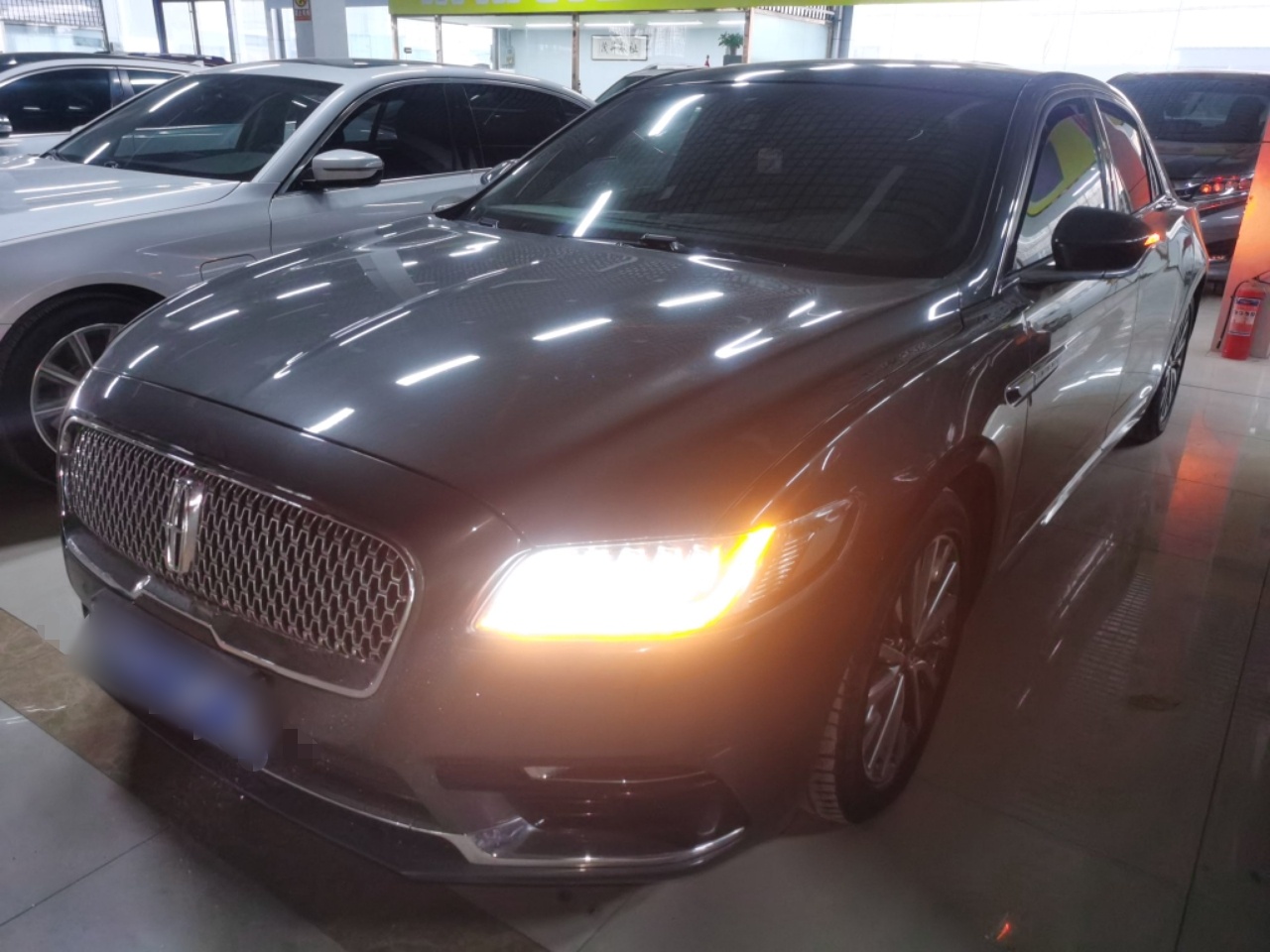 تحت مقدمة السيارة