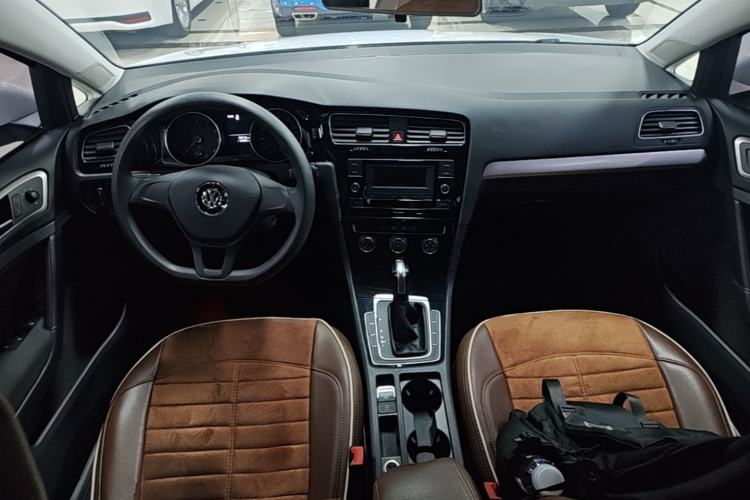 Used Volkswagen Golf 2018 1.6L Automatic Fashion Model Center Console