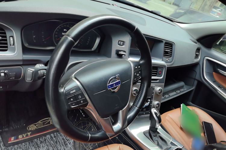 Used Volvo S60 2015 S60L 2.0T Zhiyuan Edition Center Console