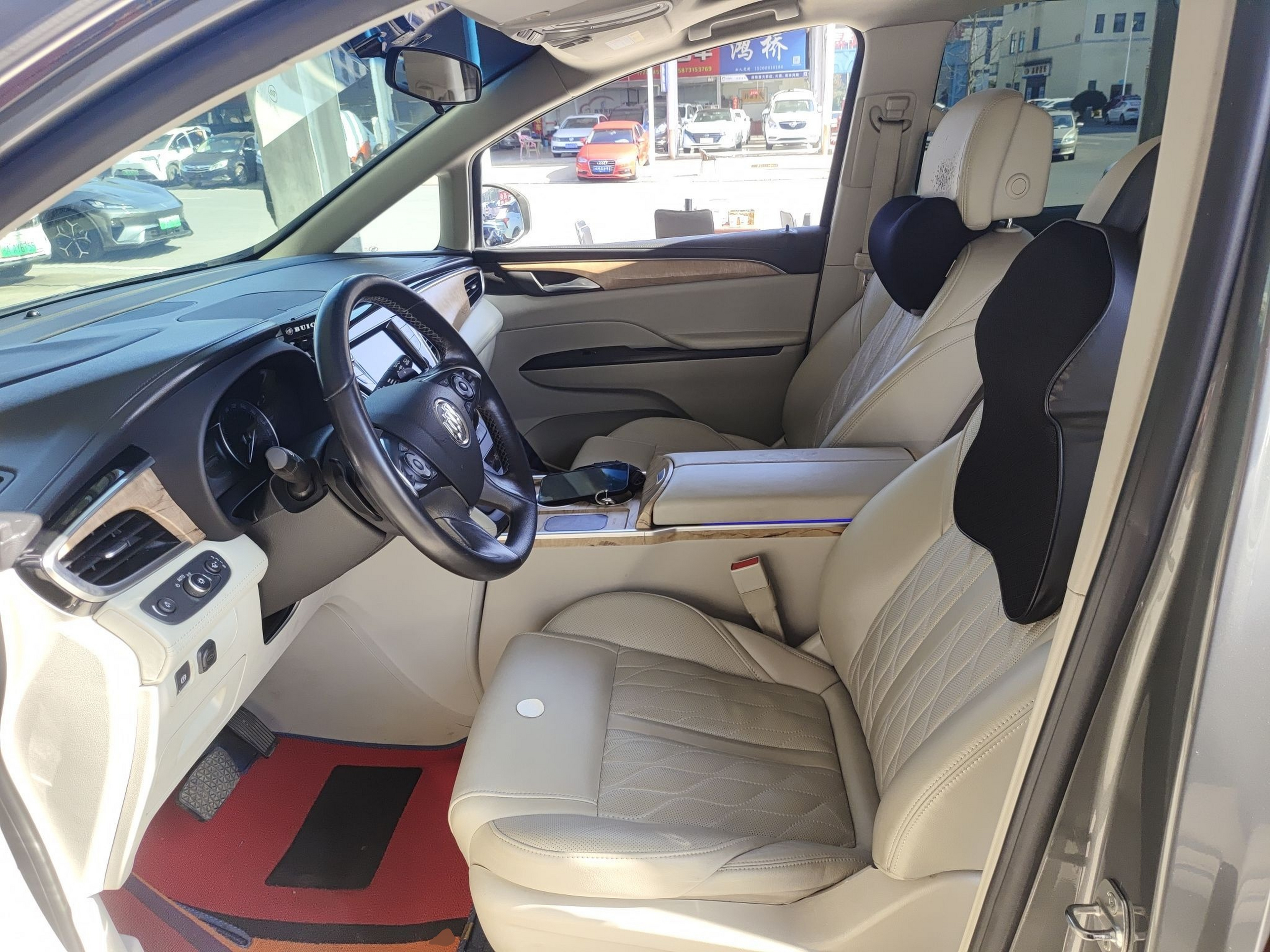 المقاعد الأمامية داخل السيارة