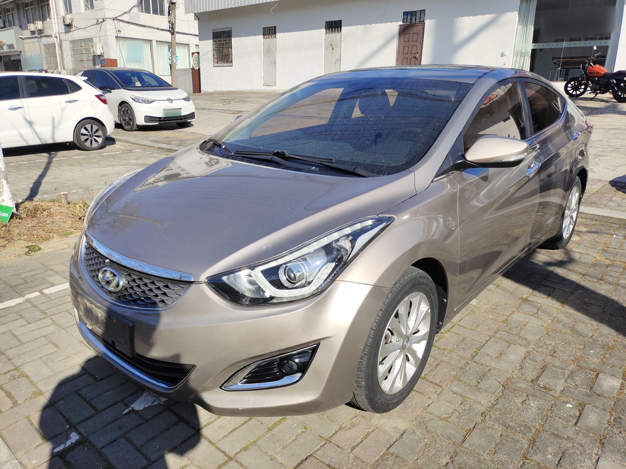 تحت مقدمة السيارة