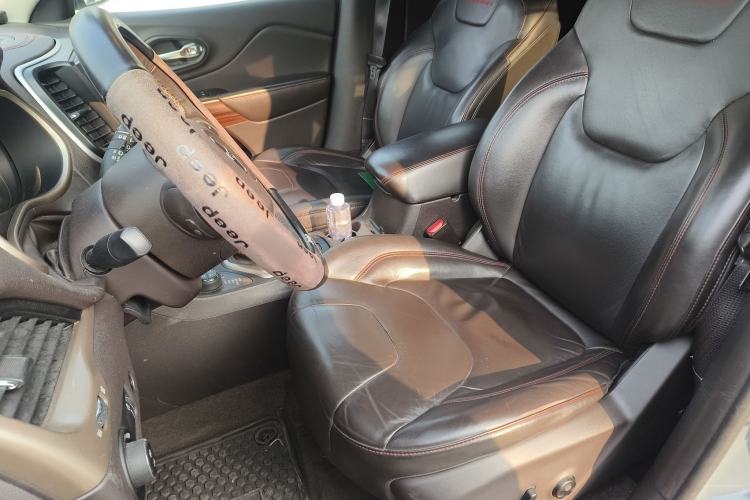 Used Jeep Cherokee 2014 3.2L High-Performance Version